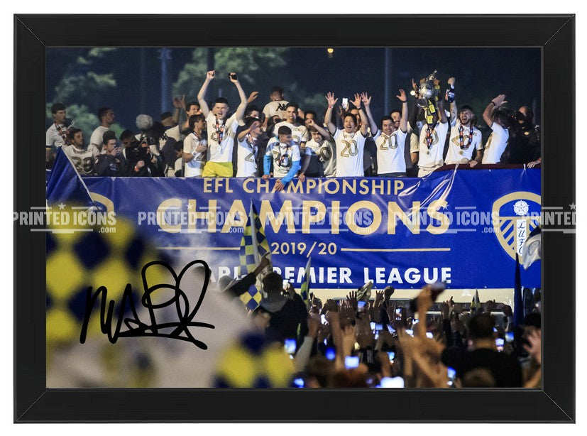 Signed (printed photo) of the 2020 Leeds United Championship squad with the league  trophy. A printed autograph taken from a genuine, certified (certificate of authenticity) autograph. A stunning signature. The print is available in a range of sizes with various framing options available.  Marcelo Bielsa is famous for sitting on his iconic blue bucket.