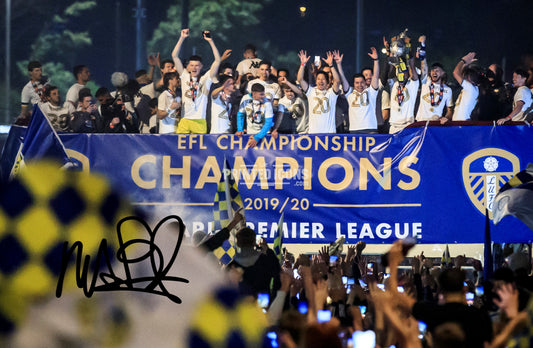 Signed (printed photo) of the 2020 Leeds United Championship squad with the league  trophy. A printed autograph taken from a genuine, certified (certificate of authenticity) autograph. A stunning signature. The print is available in a range of sizes with various framing options available.  Marcelo Bielsa is famous for sitting on his iconic blue bucket.