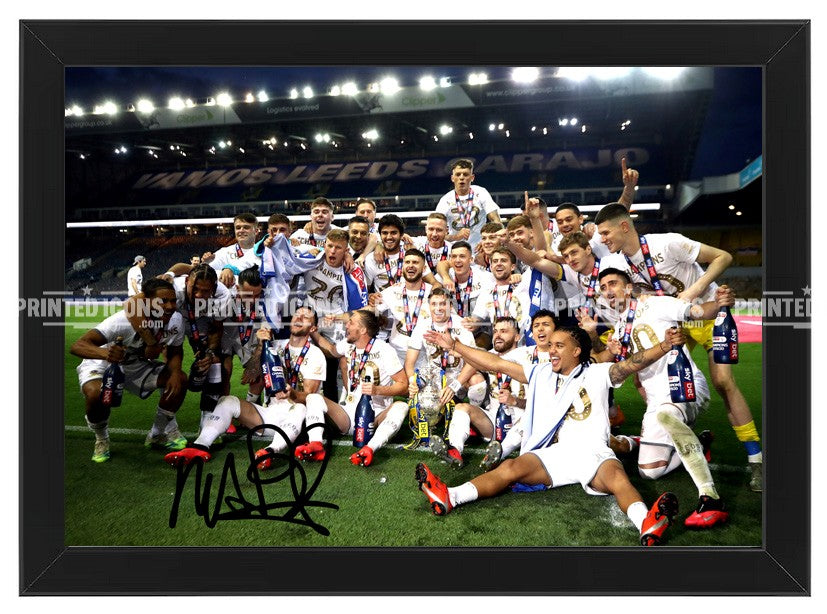 Signed (printed photo) of the 2020 Leeds United Championship squad with the league  trophy. A printed autograph taken from a genuine, certified (certificate of authenticity) autograph. A stunning signature. The print is available in a range of sizes with various framing options available.  Marcelo Bielsa is famous for sitting on his iconic blue bucket.