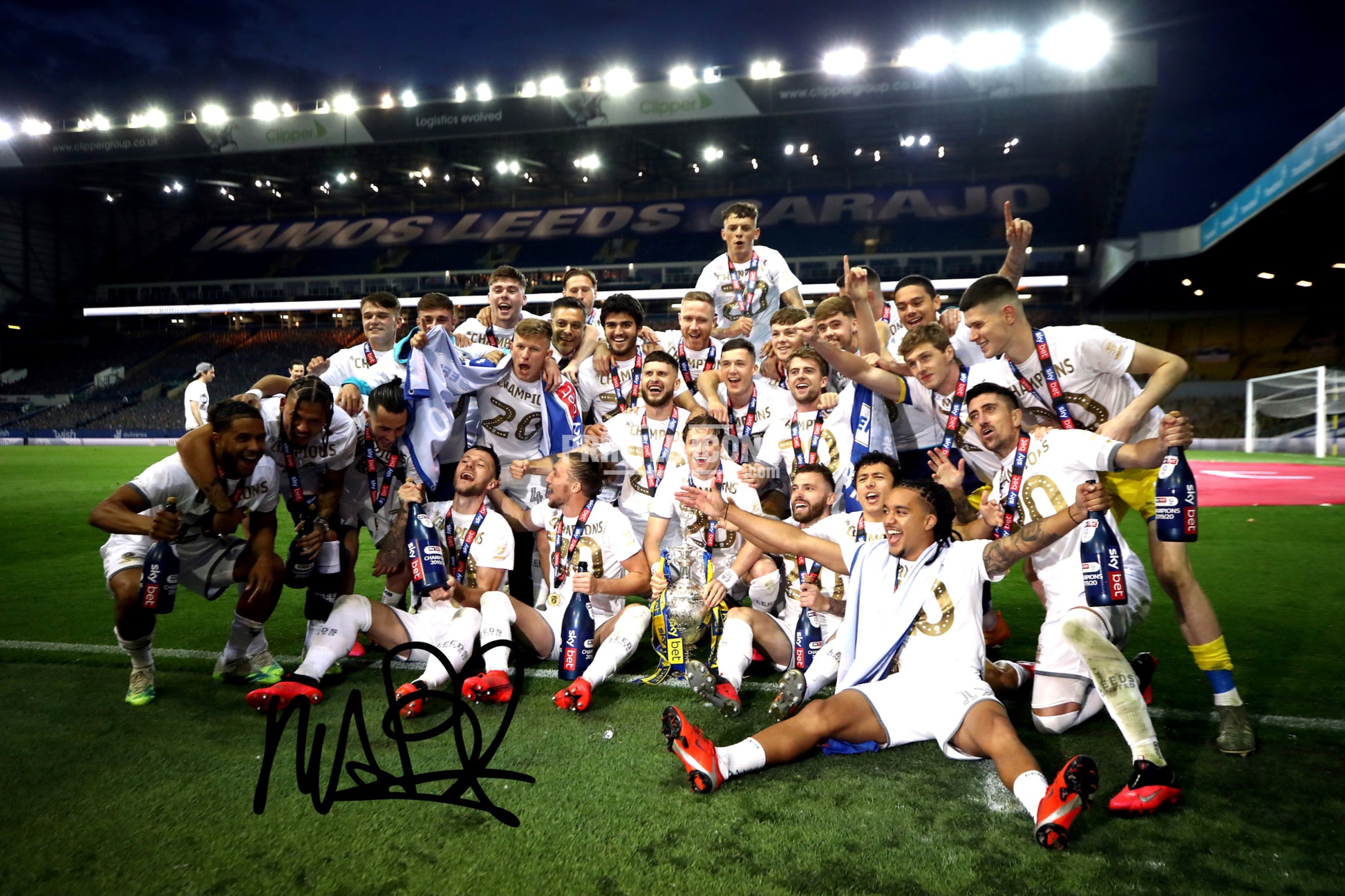 Signed (printed photo) of the 2020 Leeds United Championship squad with the league  trophy. A printed autograph taken from a genuine, certified (certificate of authenticity) autograph. A stunning signature. The print is available in a range of sizes with various framing options available.  Marcelo Bielsa is famous for sitting on his iconic blue bucket.