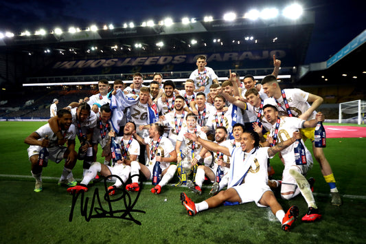 Signed (printed photo) of the 2020 Leeds United Championship squad with the league  trophy. A printed autograph taken from a genuine, certified (certificate of authenticity) autograph. A stunning signature. The print is available in a range of sizes with various framing options available.  Marcelo Bielsa is famous for sitting on his iconic blue bucket.