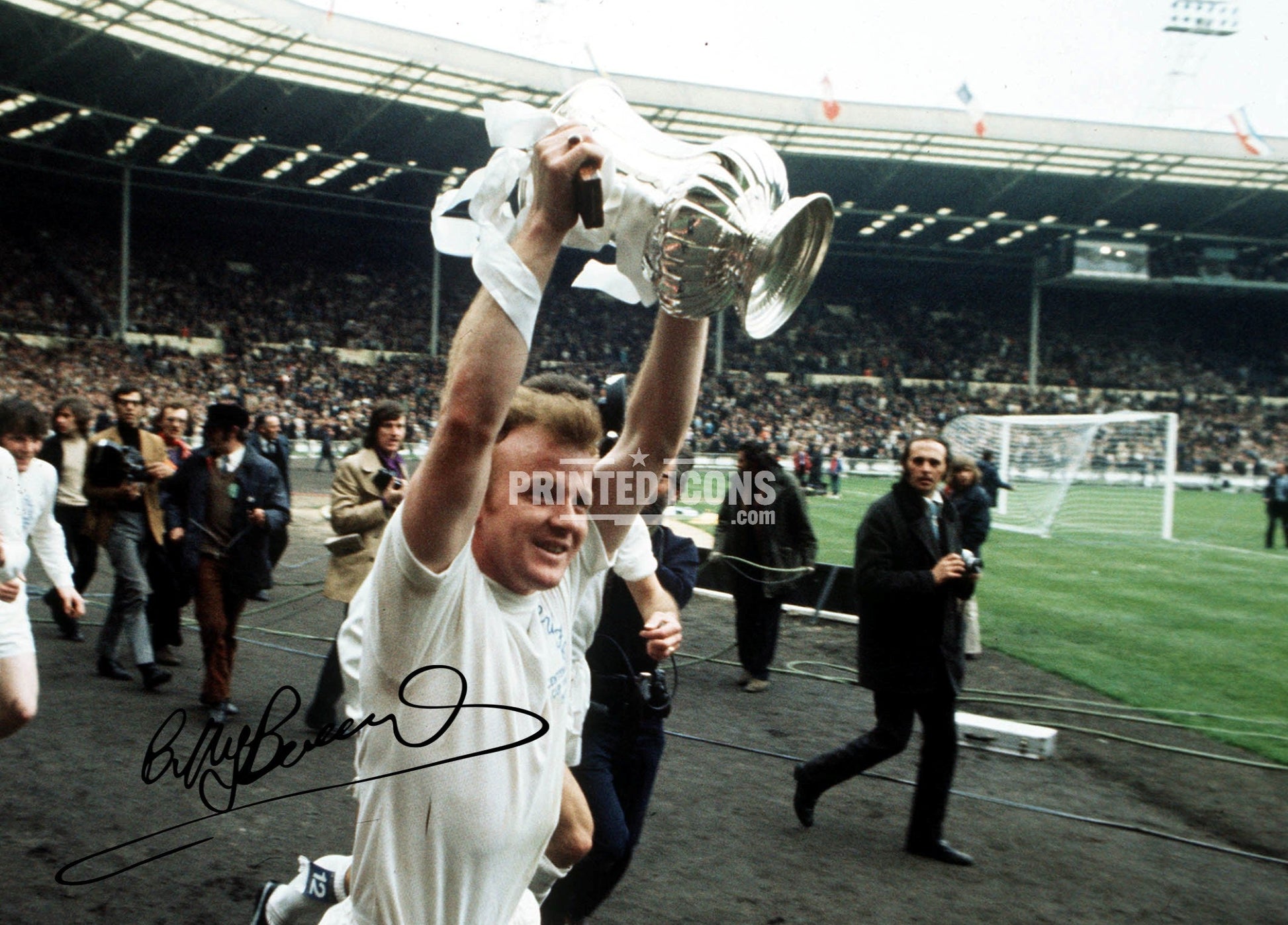 Billy Bremner signed 1972 FA Cup photo. A printed autograph (from a certified original) on a Leeds United photo. Framing Available. A great gift for a Leeds United fan.