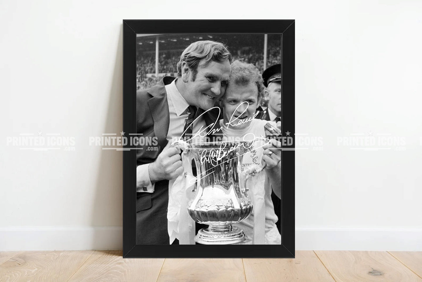 Billy Bremner and Don Revie signed 1972 FA Cup photo. A printed autograph (from a certified original) on a Leeds United photo. Framing Available. A great gift for a Leeds United fan.