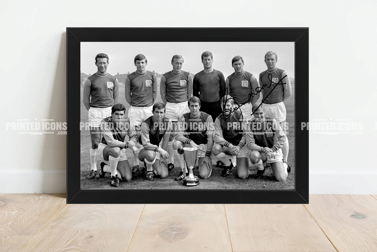 Framed Bobby Moore West Ham United signed photo football gift and memorabilia