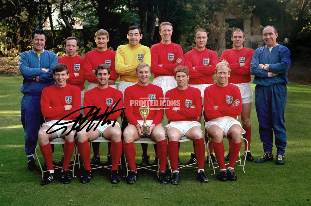 England 1966 World Cup winners team photograph with Jules Rimet Trophy and printed Geoff Hurst autograph